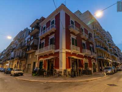 Mentre sulla sinistra, ai piedi di un palazzotto rosso, si trova la vineria �Mad�: segno che l�Umbertino con i suoi locali della movida � vicino 
